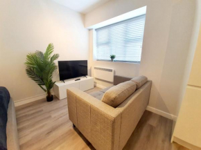 Beautiful Modern Studio Town Centre Close to Beach